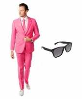 Verkleed roze net heren carnavalpak maat 54 2xl met gratis zonnebril