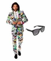 Verkleed televisie print heren carnavalpak maat 54 2xl met gratis zonnebril