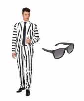 Verkleed zwart wit gestreept print net heren carnavalpak maat 50 l met gratis zonnebril